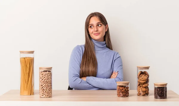 Jovem Caucasiana Sentada Uma Mesa Com Panela Isolada Fundo Branco — Fotografia de Stock