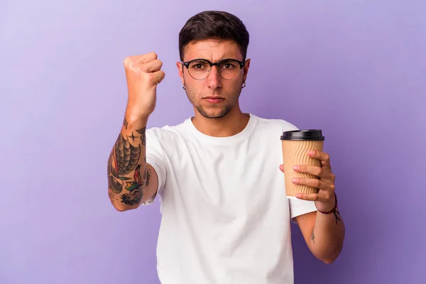 Νεαρός Καυκάσιος Άντρας Κρατάει Τον Καφέ Απομονωμένος Μωβ Φόντο Που — Φωτογραφία Αρχείου