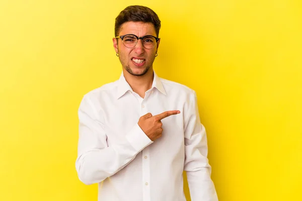 Young Caucasian Man Tattoos Isolated Yellow Background Pointing Side — Stock Photo, Image