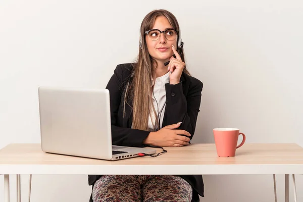 Jonge Blanke Vrouw Doet Telecommuting Geïsoleerd Witte Achtergrond Kijken Zijwaarts — Stockfoto