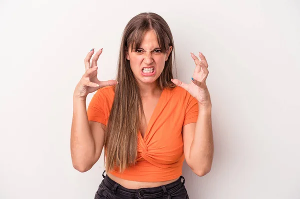 Jonge Kaukasische Vrouw Geïsoleerd Witte Achtergrond Schreeuwen Met Woede — Stockfoto