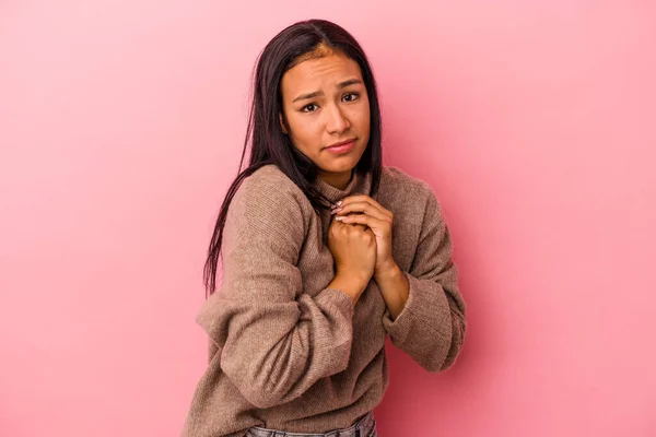 Jonge Latijn Vrouw Geïsoleerd Roze Achtergrond Bang Bang — Stockfoto