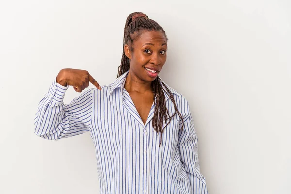 Νεαρή Αφροαμερικανή Γυναίκα Απομονωμένη Λευκό Φόντο Που Δείχνει Χέρι Χώρο — Φωτογραφία Αρχείου