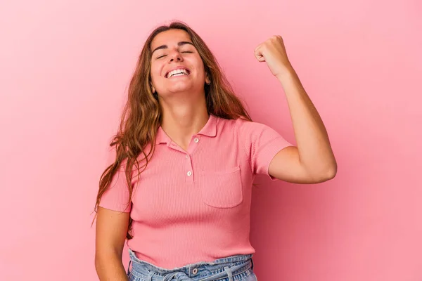 Mulher Caucasiana Jovem Isolado Fundo Rosa Comemorando Uma Vitória Paixão — Fotografia de Stock