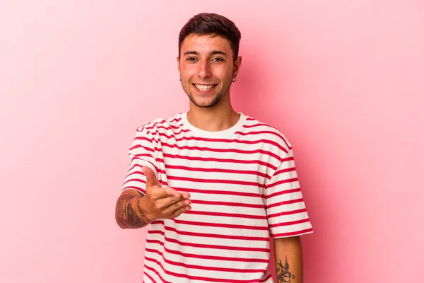 Young Caucasian Man Tattoos Isolated Yellow Background Stretching Hand Camera — 스톡 사진