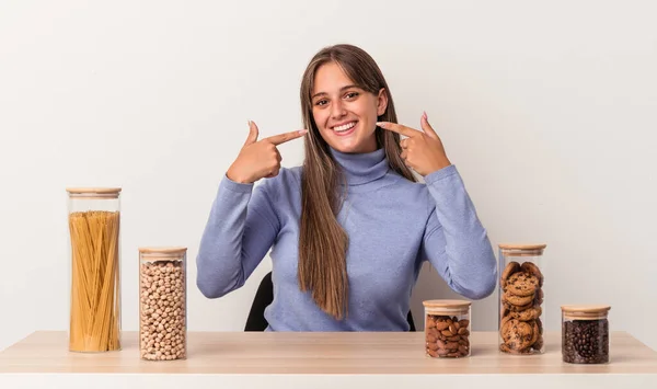 Mulher Branca Jovem Sentada Uma Mesa Com Panela Comida Isolada — Fotografia de Stock