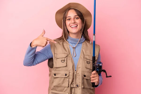 Junge Kaukasische Fischerin Hält Eine Rute Isoliert Auf Rosa Hintergrund — Stockfoto