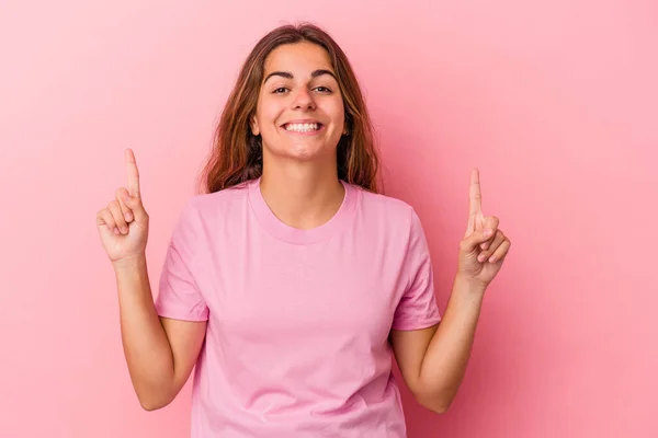 Jonge Blanke Vrouw Geïsoleerd Roze Achtergrond Geeft Met Beide Vingers — Stockfoto