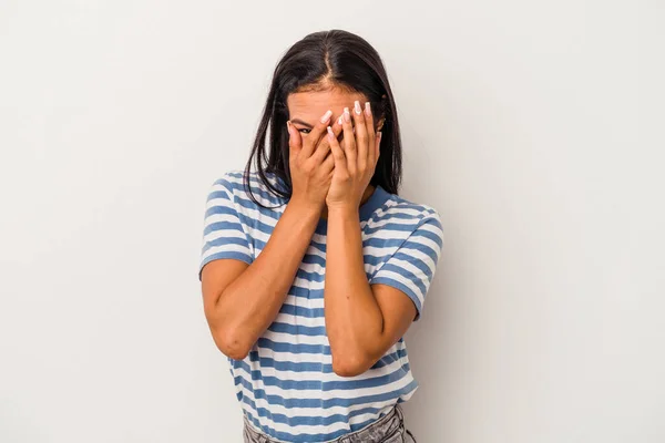 Jong Latijn Vrouw Geïsoleerd Witte Achtergrond Knipperen Camera Door Vingers — Stockfoto