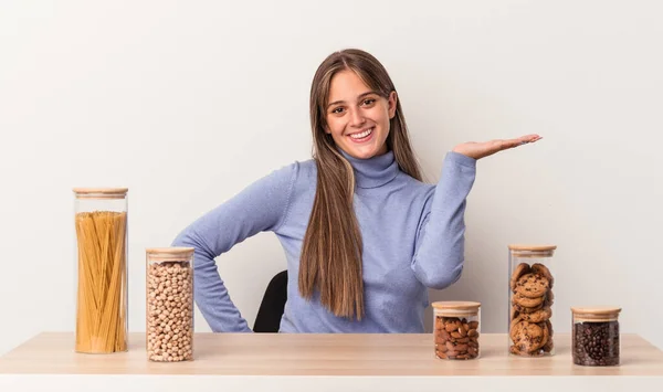 Mulher Branca Jovem Sentada Uma Mesa Com Panela Comida Isolada — Fotografia de Stock