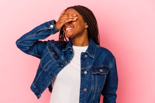 Młoda Afroamerykanka Odizolowana Różowym Tle Zakrywa Oczy Dłońmi Uśmiecha Się — Zdjęcie stockowe