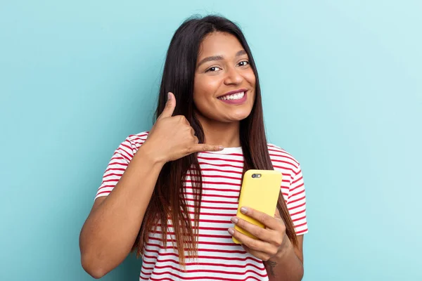 Joven Venezolana Sosteniendo Teléfono Móvil Aislado Sobre Fondo Azul Mostrando — Foto de Stock