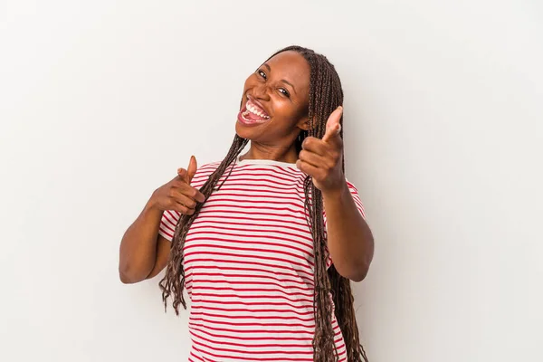 Νεαρή Αφροαμερικανή Γυναίκα Απομονωμένη Λευκό Φόντο Χαρούμενα Χαμόγελα Που Δείχνουν — Φωτογραφία Αρχείου