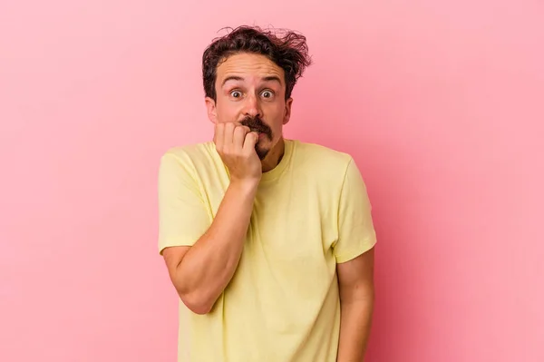 Jonge Blanke Man Geïsoleerd Roze Achtergrond Bijtende Nagels Nerveus Zeer — Stockfoto