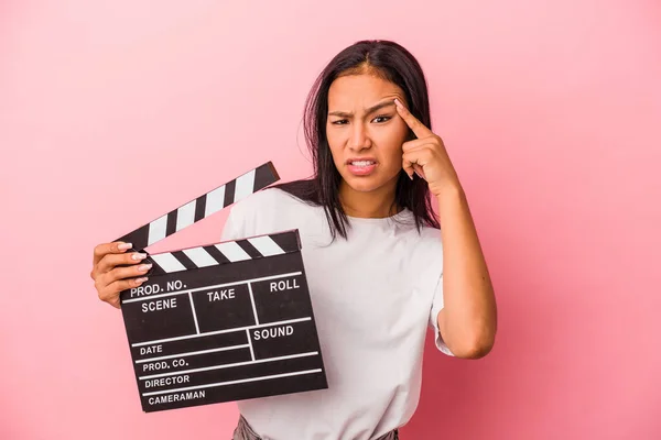 Ung Latinamerikansk Kvinna Håller Clapperboard Isolerad Rosa Bakgrund Visar Besvikelse — Stockfoto