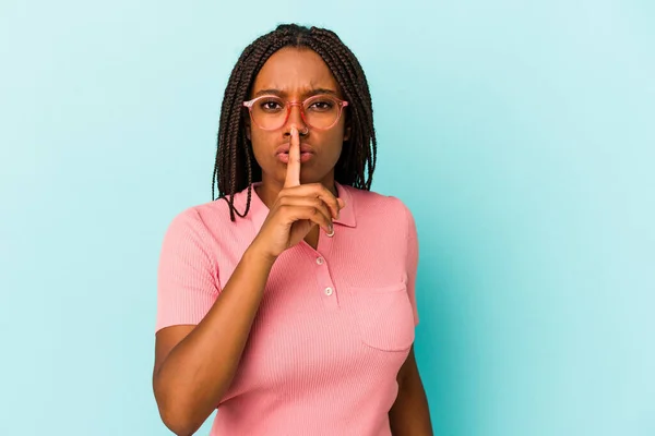 Giovane Donna Afroamericana Isolata Sfondo Blu Mantenendo Segreto Chiedendo Silenzio — Foto Stock