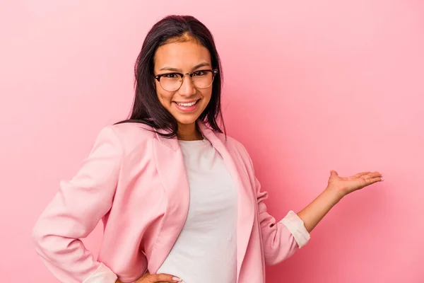 Jonge Latijnse Vrouw Geïsoleerd Roze Achtergrond Met Een Welkome Expressie — Stockfoto