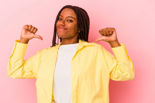 Jong Afrikaanse Amerikaanse Vrouw Geïsoleerd Roze Achtergrond Voelt Trots Zelfvertrouwen — Stockfoto