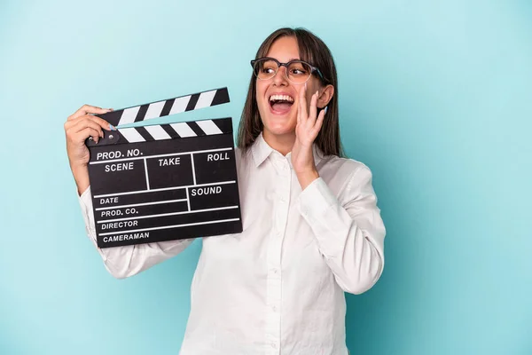 Mujer Caucásica Joven Sosteniendo Clapperboard Aislado Sobre Fondo Azul Gritando —  Fotos de Stock