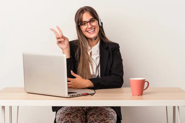 Jovem Caucasiana Fazendo Teletrabalho Isolado Fundo Branco Alegre Despreocupado Mostrando — Fotografia de Stock