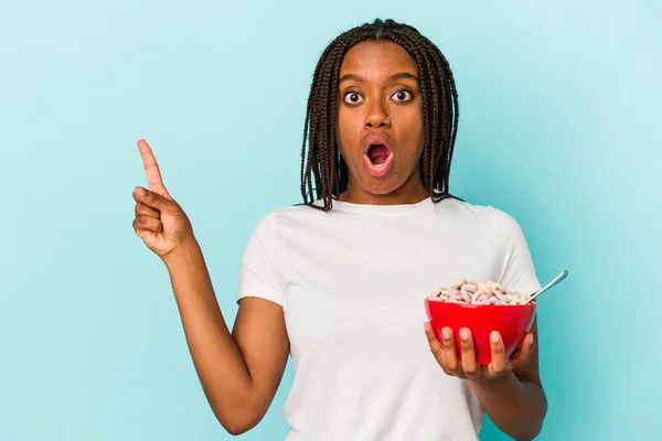 Young African American Woman Holding Bowl Cereales Isolated Blue Background — Stockfoto