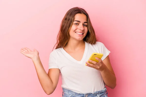 Giovane Donna Caucasica Utilizzando Telefono Cellulare Isolato Sfondo Rosa Che — Foto Stock