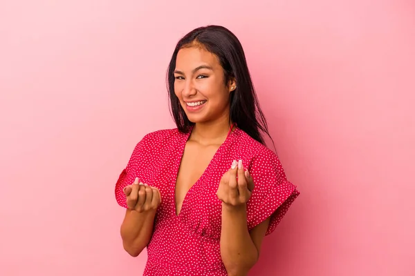 Mujer Latina Joven Aislada Sobre Fondo Rosa Señalándote Con Dedo —  Fotos de Stock