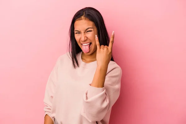 Mladá Latinská Žena Izolované Růžovém Pozadí Ukazující Rock Gesto Prsty — Stock fotografie