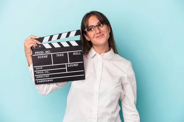 Jonge Kaukasische Vrouw Houden Clapperboard Geïsoleerd Blauwe Achtergrond Dromen Van — Stockfoto