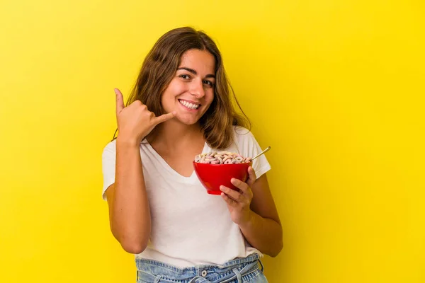 Mujer Caucásica Joven Sosteniendo Cereales Aislados Sobre Fondo Amarillo Mostrando — Foto de Stock