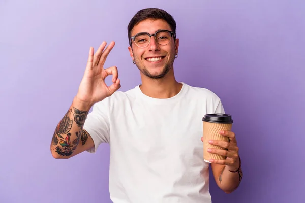 Jovem Caucasiano Homem Segurando Tirar Café Isolado Fundo Roxo Alegre — Fotografia de Stock