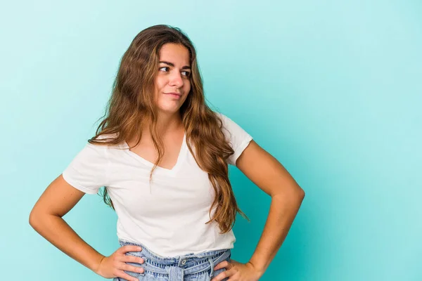 Mulher Caucasiana Jovem Isolado Fundo Azul Confuso Sente Duvidoso Inseguro — Fotografia de Stock