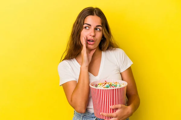 Jeune Femme Caucasienne Tenant Popcorns Isolé Sur Fond Jaune Dit — Photo