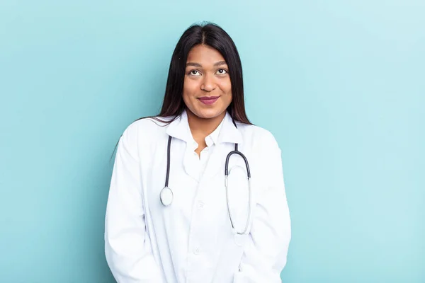 Jovem Médica Venezuelana Isolada Fundo Azul Sonhando Atingir Metas Propósitos — Fotografia de Stock