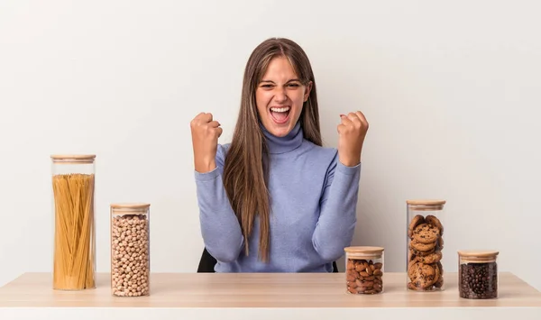 Ung Kaukasisk Kvinna Sitter Vid Ett Bord Med Mat Potten — Stockfoto