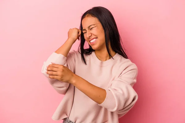 Mujer Latina Joven Aislada Sobre Fondo Rosa Masajeando Codo Sufriendo —  Fotos de Stock