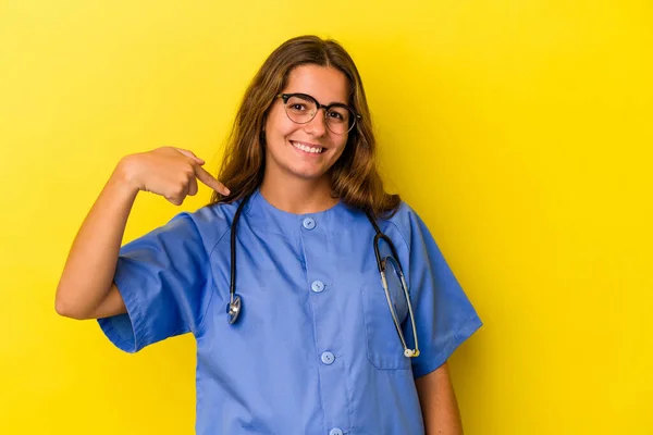 Sarı Arka Planda Izole Edilmiş Genç Bir Hemşire Gömlek Fotokopisini — Stok fotoğraf