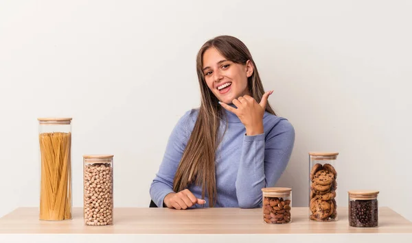 Mulher Branca Jovem Sentada Uma Mesa Com Panela Comida Isolada — Fotografia de Stock