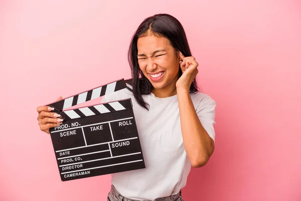 Ung Latinamerikansk Kvinna Håller Clapperboard Isolerad Rosa Bakgrund Täcker Öron — Stockfoto