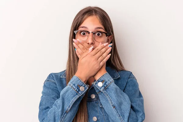 Junge Kaukasische Frau Isoliert Auf Weißem Hintergrund Schockiert Mund Mit — Stockfoto