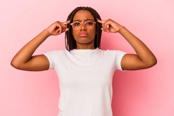 Junge Afrikanisch Amerikanische Frau Isoliert Auf Rosa Hintergrund Konzentriert Sich — Stockfoto