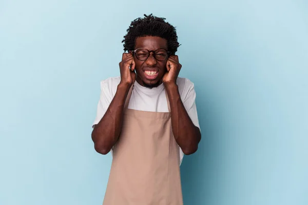 Mladý Africký Americký Prodavač Izolovaný Modrém Pozadí Zakrývající Uši Rukama — Stock fotografie
