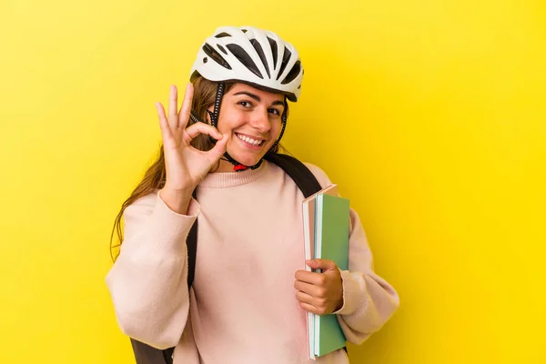 배경에 고립된 자전거 헬멧을 코카서스 여학생은 쾌활하고 자신감 몸짓을 — 스톡 사진