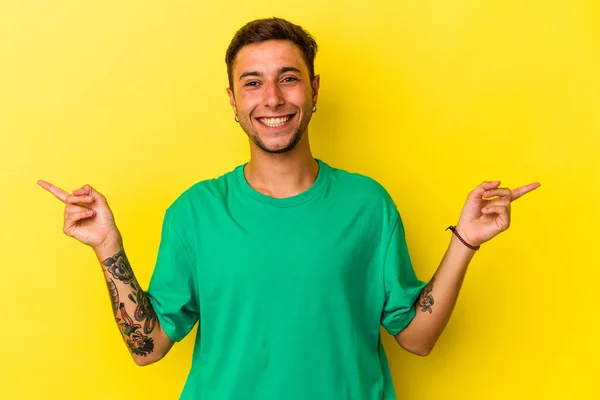 Young Caucasian Man Tattoos Isolated Yellow Background Pointing Different Copy — ストック写真