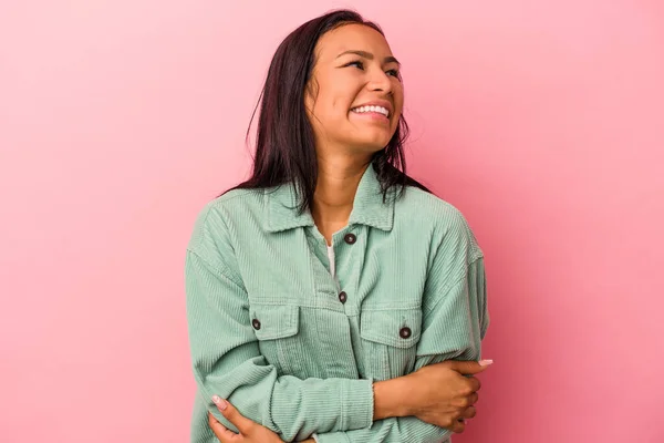 Mujer Latina Joven Aislada Sobre Fondo Rosa Sonriendo Confiada Con —  Fotos de Stock