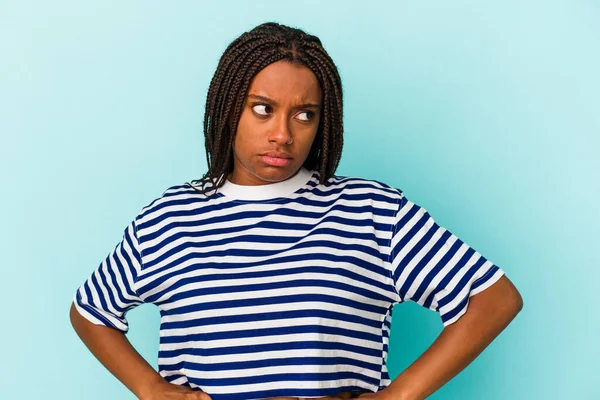 Jonge Afrikaanse Amerikaanse Vrouw Geïsoleerd Blauwe Achtergrond Verward Voelt Twijfelachtig — Stockfoto