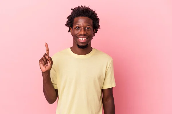 Mladý Africký Američan Izolovaný Růžovém Pozadí Ukazující Číslo Jedna Prstem — Stock fotografie