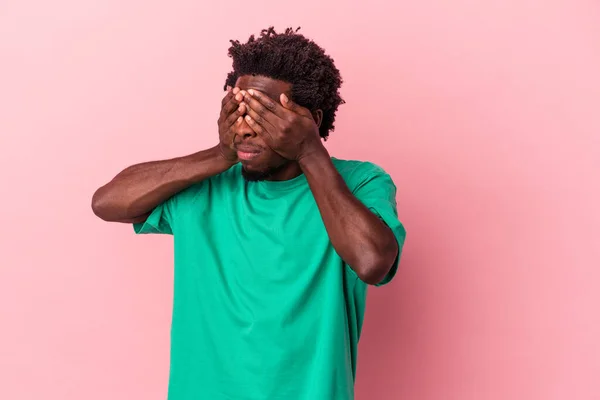 Mladý Africký Američan Izolovaný Růžovém Pozadí Strach Zakrývání Očí Rukama — Stock fotografie