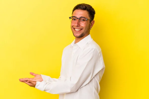 Jovem Caucasiano Com Tatuagens Isoladas Fundo Amarelo Segurando Espaço Cópia — Fotografia de Stock