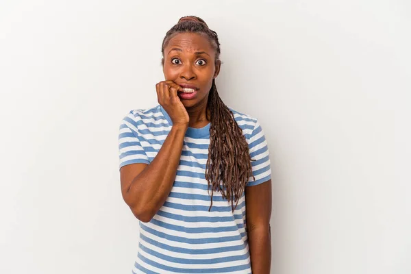 Jonge Afrikaanse Amerikaanse Vrouw Geïsoleerd Witte Achtergrond Bijten Nagels Nerveus — Stockfoto